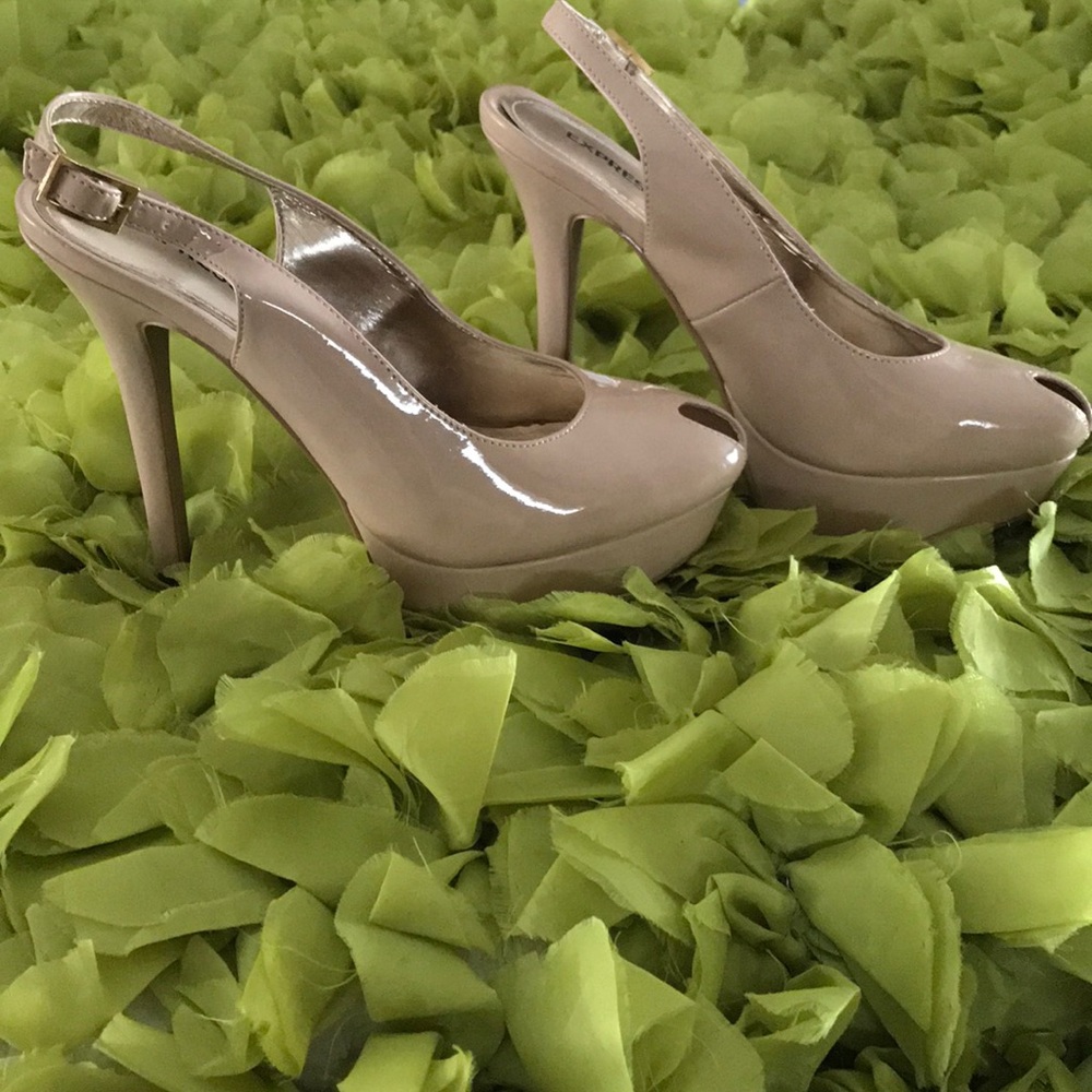 NWOT-💕Express Nude Patent Pumps Size 6.5 💕